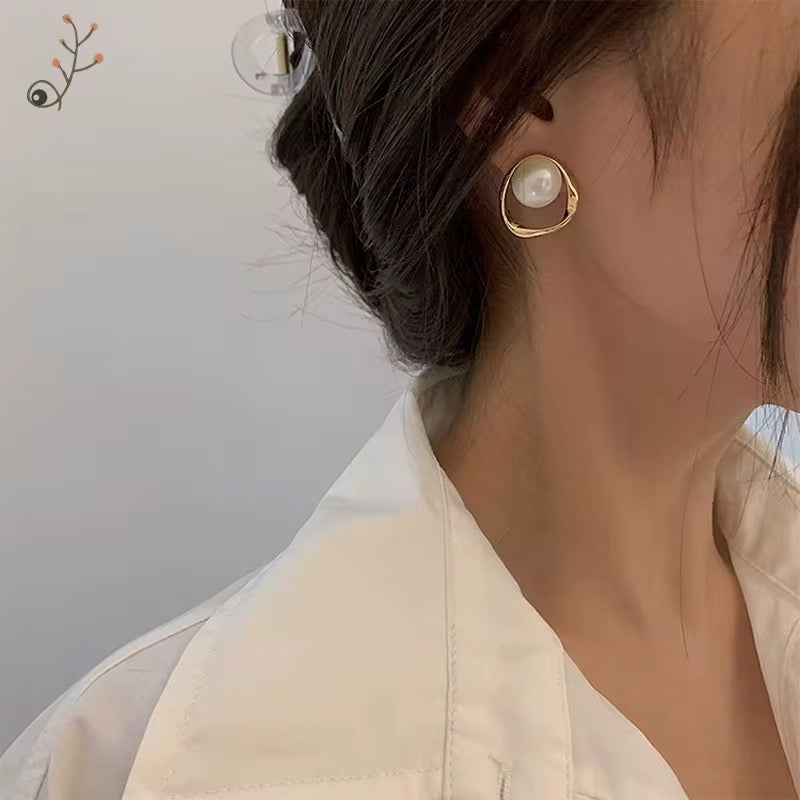 14K Gold Organic Frame Pearl Stud Earring