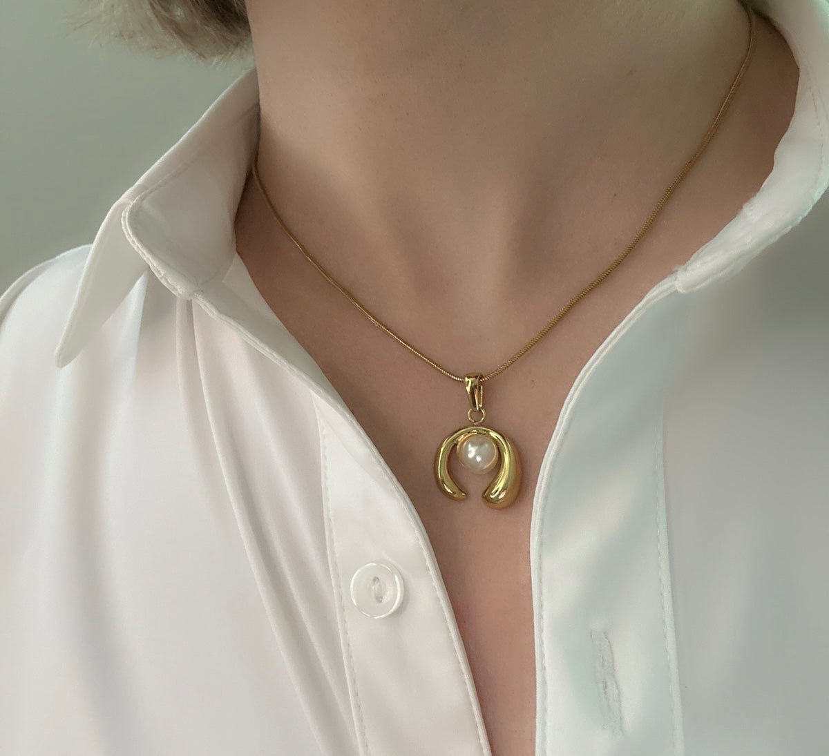 18K Gold Horseshoe Pearl Pendant Necklace - Good Luck Charm